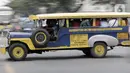 Sebuah mobil Jeepney melintas di antara kemacetan yang terjadi di Manila, Filipina, Jumat (22/11/2019). Jeepney merupakan transportasi umum paling populer dan sudah menjadi ikon di Filipina. (Bola.com/M Iqbal Ichsan)