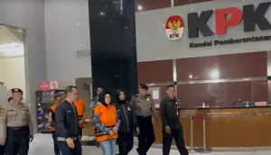 Berompi Oranye, Bupati Sukoharjo Etik Suryani Ditahan KPK