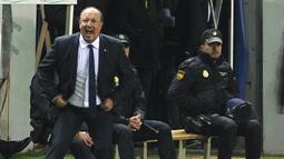 Pelatih Real Madrid, Rafael Benitez memberikan instruksi kepada anak asuhnya  saat melawan Cadiz CF pada Copa del Rey (King's Cup) di Stadion Ramon de Carranza, Cadiz, Kamis (3/12/2015) dini hari WIB. (AFP Photo/Cristina Quicler) 