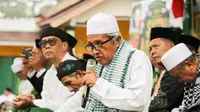 Para Kiai Nahdlatul Ulama (NU) bersama ribuan nahdliyin berziarah ke makam KH Hisyam Abdul Karim, pendiri Pondok Pesantren Roudlatus Sholichin Kalijaran, Kecamatan Karanganyar, Purbalingga. Mereka datang bersama Wakil Sekretaris Jenderal PBNU Isfandiari Mahbub Djunaidi pada Minggu (5/2)/Istimewa.