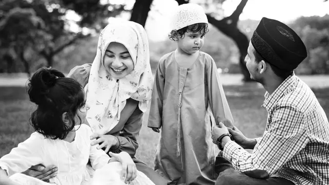 Cara Orangtua Mengenalkan Konsep Sedekah Sejak Dini di Bulan Ramadan agar Anak Tumbuh Empati dan Peduli