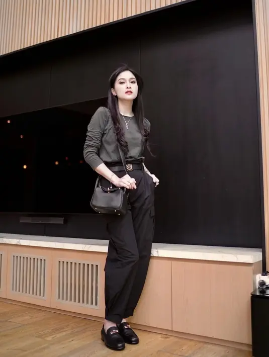 Lewat gaya elegan menenteng tas mewah, kini nama Dewi Sandra secara tidak langsung terseret kasus korupsi senilai Rp 271 triliun. (Liputan6.com/IG/@sandradewi88)