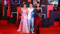 Tiga pemeran dalam film Dear David, Shenina Cinnamon, Emir Mahira dan Caitlin North Lewis (kiri ke kanan) berpose saat gelaran Red Carpet Premiere di Epicentrum XXI, Jakarta, Rabu (8/2/2023). Film yang disutradarai Lucky Kuswandi bercerita tentang proses penerimaan diri, mencintai diri sendiri, dan persahabatan. (Liputan6.com/Herman Zakharia)