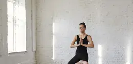 Banyak orang merasa tantangan terbesar dalam yoga bukan saat datana ke kelas pertama tetapi menjaga konsistennya setelahnya. [Dok/freepik.com/shurkin_son]