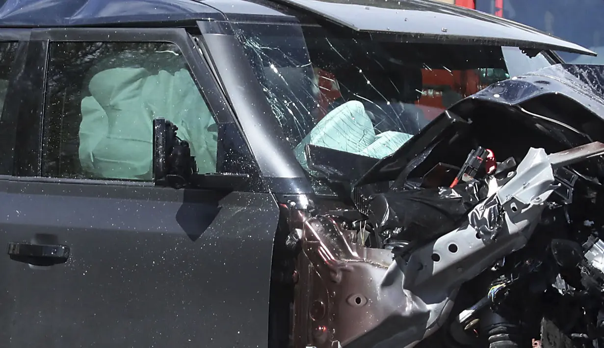 Mobil kapten Lazio, Ciro Immobile mengalami kersuakan setelah terlibat kecelakaan di Roma pada Minggu, 16 April 2023 waktu setempat. Mobil yang ditumpangi bersama dua anak perempuannya bertabrakan dengan trem di Jalur 19, yang menghubungkan kawasan Flaminio dan Prati. (AP/LaPresse/Roberto Monaldo)