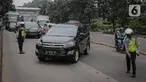 Anggota polisi melakukan penindakan kepada sebuah kendaraan saat ganjil genap di kawasan Jalan D.I Panjaitan, Jakarta, Senin (6/6/2022). Pembatasan mobil dengan sistem pelat nomor ganjil genap di Jakarta diperluas menjadi 25 titik mulai hari ini, Senin, 6 Juni 2022. (Liputan6.com/Faizal Fanani)