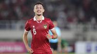 Pemain Timnas Indonesia U-23, Ivar Jenner, melakukan selebrasi setelah mencetak gol ke gawang&nbsp;Timnas Turkmenistan U-23 dalam pertandingan grup K Kualifikasi Piala Asia U-23 2024 yang berlangsung di Stadion Manahan, Solo, Selasa (12/9/2023). (Bola.com/Arief Bagus)
