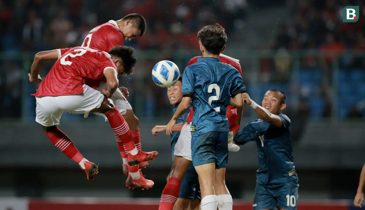 Dua pemain Timnas Indonesia U-19, Ahmad Rusadi dan Hokky Caraka berusaha menyundul bola di muka gawang Brunei Darussalam U-19 dalam laga penyisihan Grup A Piala AFF U-19 2022 antara Indonesia menghadapi Brunei Darussalam di Stadion Patriot Candrabhaga, Bekasi, Senin (4/7/2022). (Bola.com/M. Iqbal Ichsan)