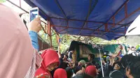 Suasana pemakaman istri Ustaz Maulana (Eka Hakim/Liputan6.com)