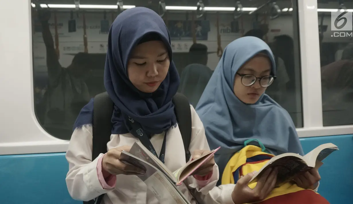 Masyarakat pengguna MRT tengah membaca buku yang disediakan disetiap stasiun MRT di Jakarta, Minggu (8/9/2019). Pemprov DKI Jakarta  meluncurkan ruang baca buku disetiap stasiun MRT untuk menumbuhkan minat baca masyarakat. (Liputan6.com/Angga Yuniar)