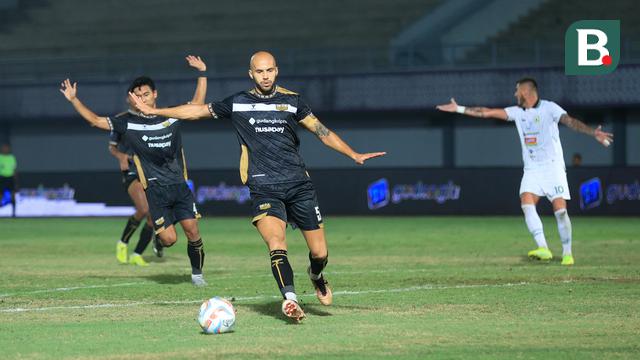 Foto: Momen Pemain PSS Sleman Sering Kehilangan Bola Hingga Salah Umpan saat Melawan Dewa United di Liga 1