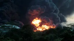 Kobaran api dan kepulan asap tebal membumbung tinggi di Puerto Sandino, Leon, Nikaragua, (18/8). Tidak ada laporan korban jiwa dalam insiden meledaknya tangki bahan bakar berkapasitas 144.000 barel tersebut. (REUTERS/ Oswaldo Rivas)