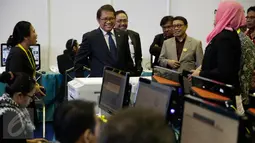 Menkominfo Rudiantara meninjau Media Center KTT Luar Biasa Ke-5 OKI di JCC, Jakarta, Minggu (6/3/2016). Sebanyak 527 jurnalis dalam dan luar negeri meliput KTT Luar Biasa ke-5 OKI yang berlangsung 6-7 Maret 2016 (Liputan6.com/Faizal Fanani) 