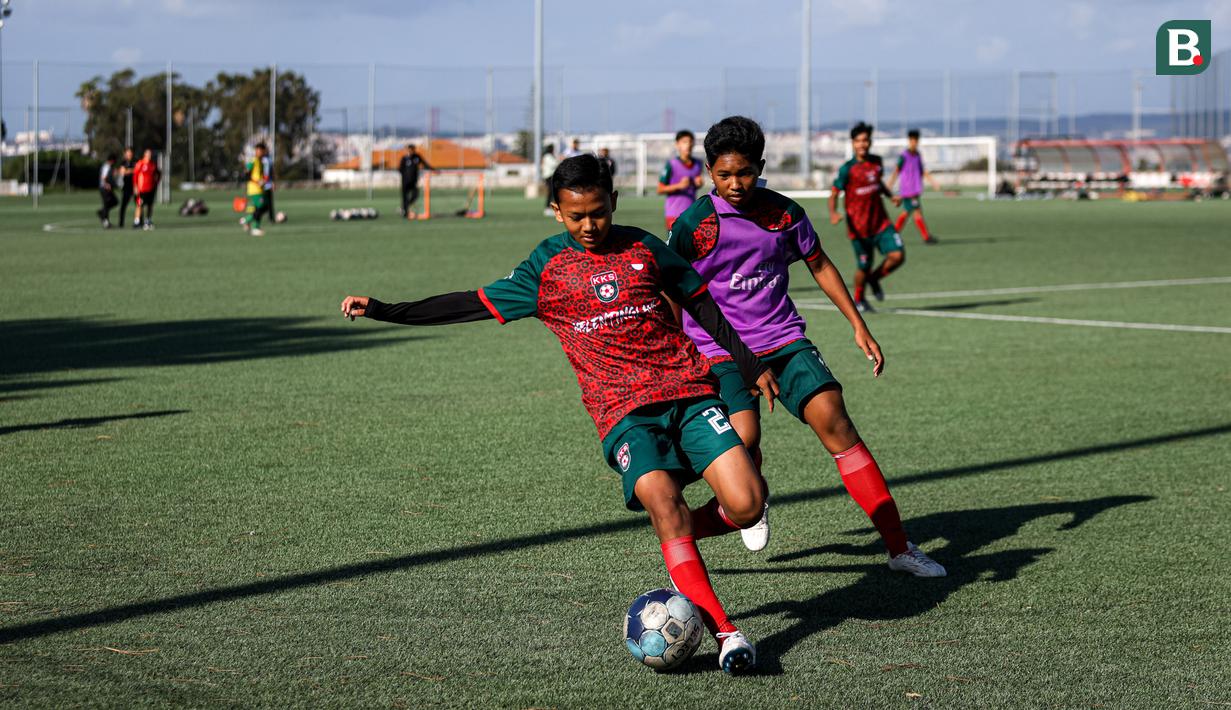 Ada beberapa menu latihan baru pada sesi kali ini yakni ada tambahan latihan kelincahan dan keseimbangan. (Bola.com/Bagaskara Lazuardi)