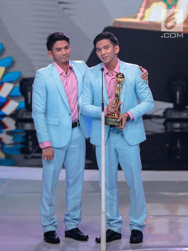 Ekspresi Rizki-Ridho DA (Dangdut Akademi) memberi sambutan saat memperoleh penghargaan kategori duo/grup dangdut terpopuler dalam Indonesian Dangdut Awards 2018 di Studio 5 Indosiar, Jakarta, Jumat (12/10). (Liputan6.com/Faizal Fanani)