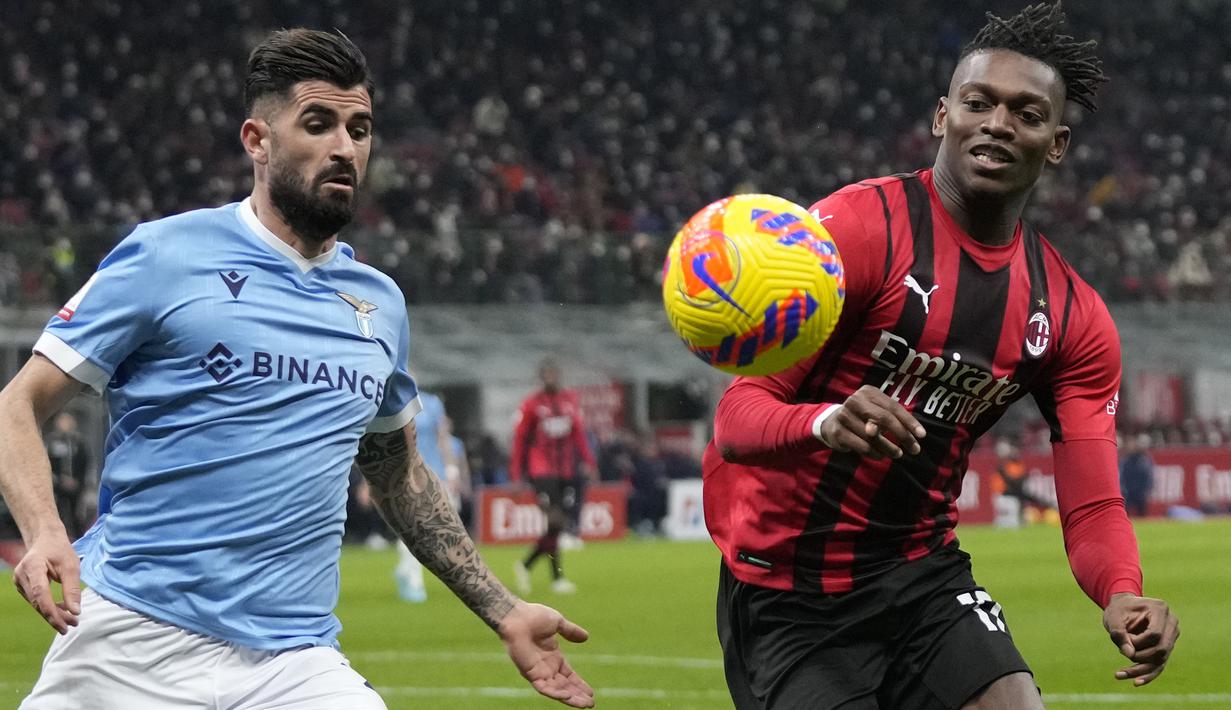 AC Milan sebagai tuan rumah sejatinya mendominasi sejak dimulainya laga. Namun, Publik Sansiro baru bergemuruh pada menit ke-24 usai Rafael Leao (kanan) berhasil memenangkan duel adu satu lawan satu dengan kiper Lazio, Pepe Reina. (AP/Antonio Calanni)