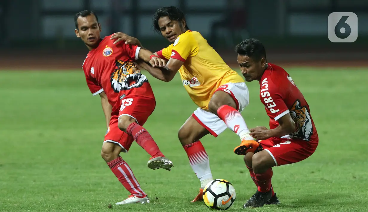 Pemain Persija Ramdani Lestaluhu (kanan) berebut bola dengan pemain Selangor FA di Stadion Patriot Candrabhaga, Bekasi, Kamis (6/9/2018). Ramdani juga membawa Persija menjuarai Piala Presiden 2018, Juara Boost Sports Super Fix 2018, dan Piala Menpora 2021. (Liputan6.com/Helmi Fithriansyah)