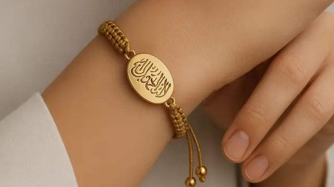 6 Koleksi Gelang Islami Kulit Kombinasi Emas yang Elegan dan Modern