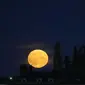 Bulan purnama yang dikenal sebagai Harvest moon muncul di atas Whitby Abbey, di Whitby, Inggris, Senin (20/9/2021). Bulan purnama Harvest Moon biasanya terjadi di bulan September, namun kadang juga terlambat hingga ke Oktober. (AP Photo/Alastair Grant)