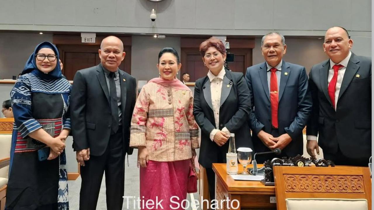 Titiek Soeharto Hadiri Rapat Paripurna DPR RI, Gaya Serba Pink Curi Perhatian!