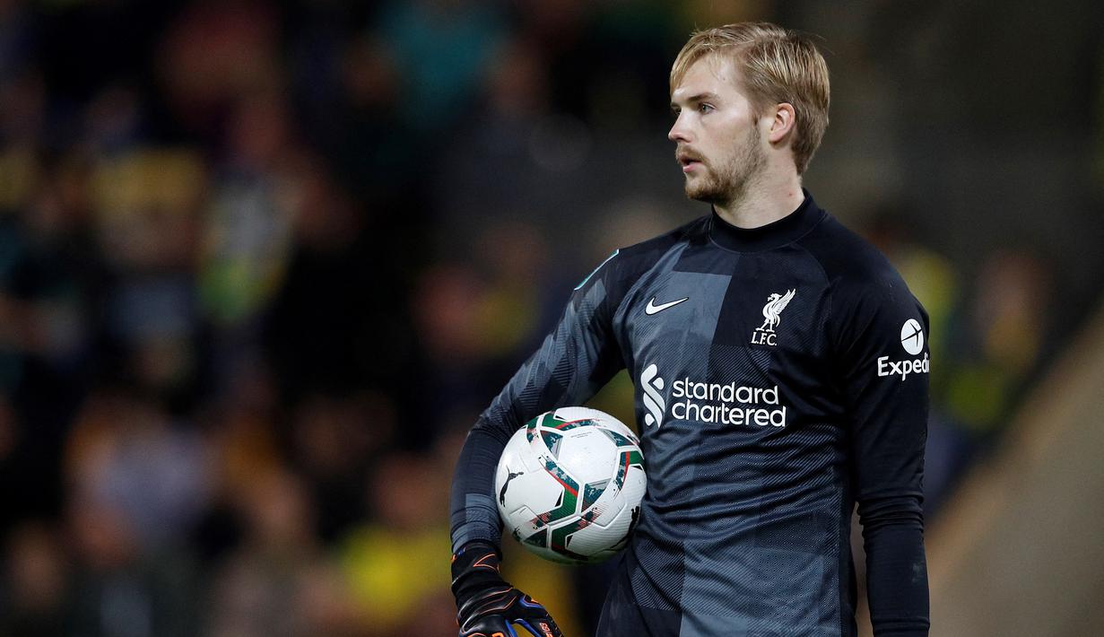 Di akhir babak pertama, Norwich gagal memaksimalkan eksekusi penalti yang didapat usai Dimitris Giannoulis dilanggar oleh Conor Bradley di dalam kotak penalti. Eksekusi penalti Christos Tzolis masih mampu dimentahkan Caoimhin Kelleher dengan kakinya. (AFP/Adrian Dennis)