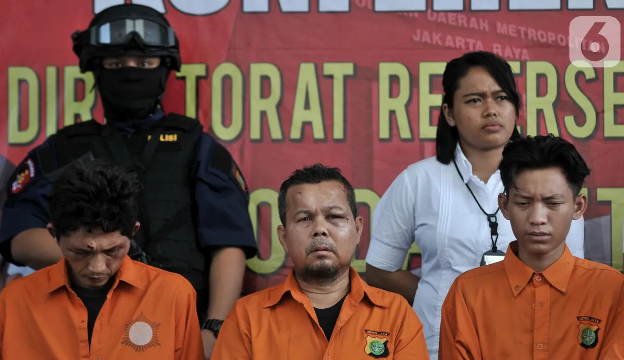 Para tersangka dihadirkan saat rilis pengungkapan rencana tindak kejahatan dalam pelantikan presiden dan wakil presiden di Mapolda Metro Jaya, Jakarta, Senin (21/10/2019). Polisi menangkap enam tersangka. (merdeka.com/Iqbal Zakharia)