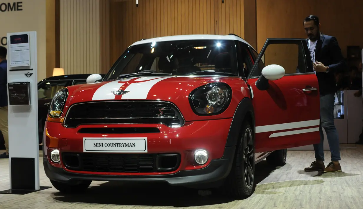 Pengunjung melihat mobil Mini Cooper yang dipamerkan di Indonesia Internasional Motor Show 2016 di JIEXPO Kemayoran Jakarta, Kamis (7/4/2016). Mini Cooper tipe Countryman ini dibanderol 886 juta rupiah on the road. (Liputan6.com/Helmi Fithriansyah)