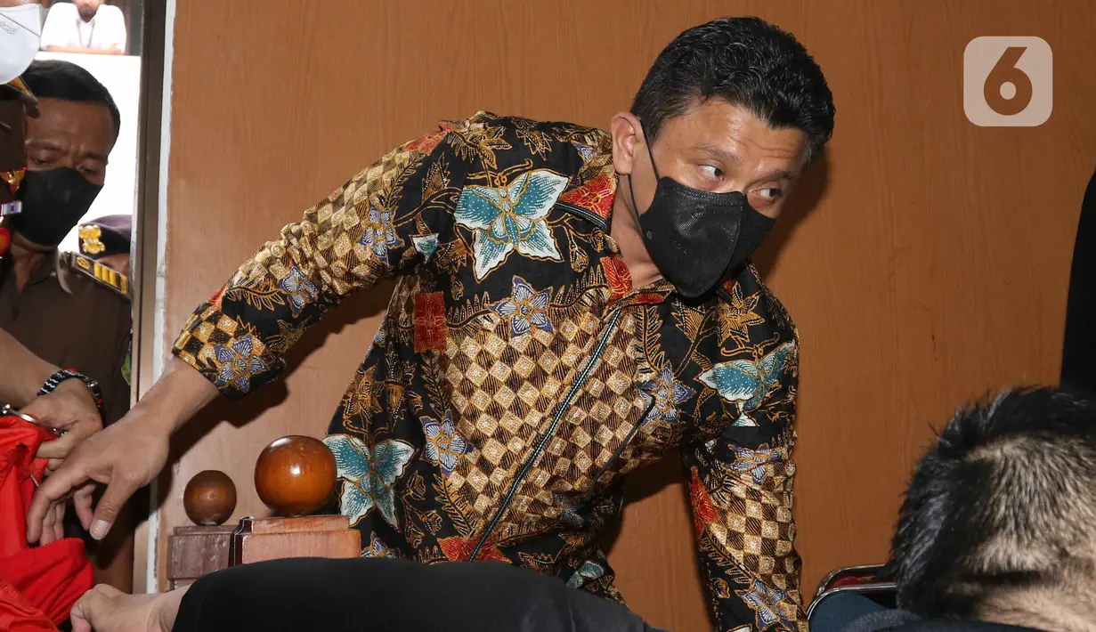Tersangka kasus pembunuhan berencana Ferdy Sambo bersiap untuk jalani sidang di Pengadilan Negeri Jakarta Selatan, Senin (17/10/2022). Ferdy Sambo bersama tiga tersangka lainnya akan menjalani sidang perdana kasus pembunuhan berencana  terhadap Brigiadir J.(Liputan6.com/Herman Zakharia)
