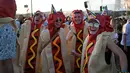 Reaksi pengunjung festival yang mengenakan pakaian hotdog di kawasan Silver Hayes pada Hari ke-2 festival Glastonbury di desa Pilton di Somerset, barat daya Inggris, pada 22 Juni 2023. Festival berlangsung dari 21 Juni hingga 26 Juni. (Photo by Oli SCARFF / AFP)