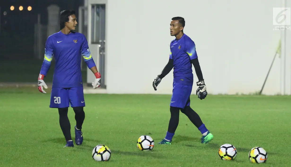 M Ridho (kiri) dan Teja Pakualam saat latihan bersama Timnas Indonesia U-23 di Lapangan B Kompleks GBK, Jakarta, Rabu (30/5). Timnas Indonesia U-23 akan melakoni uji coba melawan Thailand U-23, 31 Mei dan 3 Juni. (Liputan6.com/Helmi Fithriansyah)