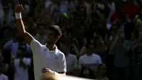 Petenis Serbia, Novak Djokovic, berselebrasi setelah mengalahkan Ernest Gulbis pada babak ketiga Wimbledon 2017, Sabtu (8/7/2017). (AP/Tim Ireland)