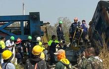 FOTO: Crane Konstruksi Jatuh Timpa Kereta Penumpang di Thailand