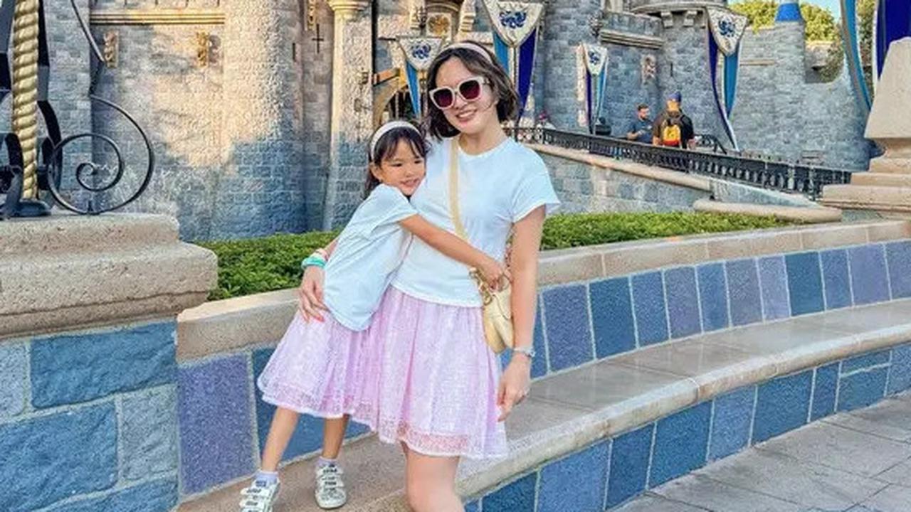 Potret Shandy Aulia & Claire Kompak Pakai T-shirt Putih Dipadu Rok Mini Pink Serba Dior di Disneyland