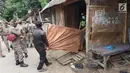 Warga memindahkan barang mereka sebelumnya rumahnya dirobohkan petugas Satpol PP di Jalan Desa Semanan, Kalideres, Jakarta Barat, Senin (9/4). Nantinya kawasan tersebut akan digunakan untuk pembangunan taman. (Liputan6.com/Arya Manggala)