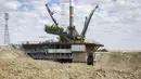 Pesawat  Soyuz TMA - 18M saat diletakkan di landasan peluncuran, kosmodrom Baikonur, Kazakhstan,Senin (31/8/2015). Aidyn Aimbetov dari Kazakhstan dan Sergei Volkov dari Denmark akan menjadi awak pesawat luar angkasa ini. (REUTERS/Shamil Zhumatov)