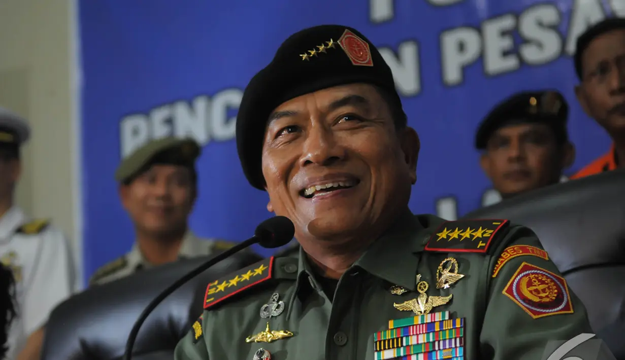 Panglima TNI Jenderal Moeldoko datangi Lanud Iskandar, Pangkalan Bun, Kalteng, Selasa (6/1/2015). (Liputan6.com/Herman Zakharia)