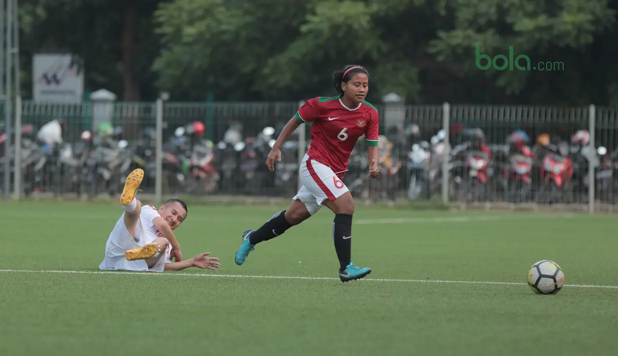Pemain Timnas Wanita Indonesia, Nurlaili (kanan) berhasil melewati pemain Legenda Indonesia pada laga uji coba di Lapangan ABC Senayan, Jakarta, Kamis (5/4/2018). Timnas Wanita Indonesia menang 3-2. (Bola.com/Nick Hanoatubun)