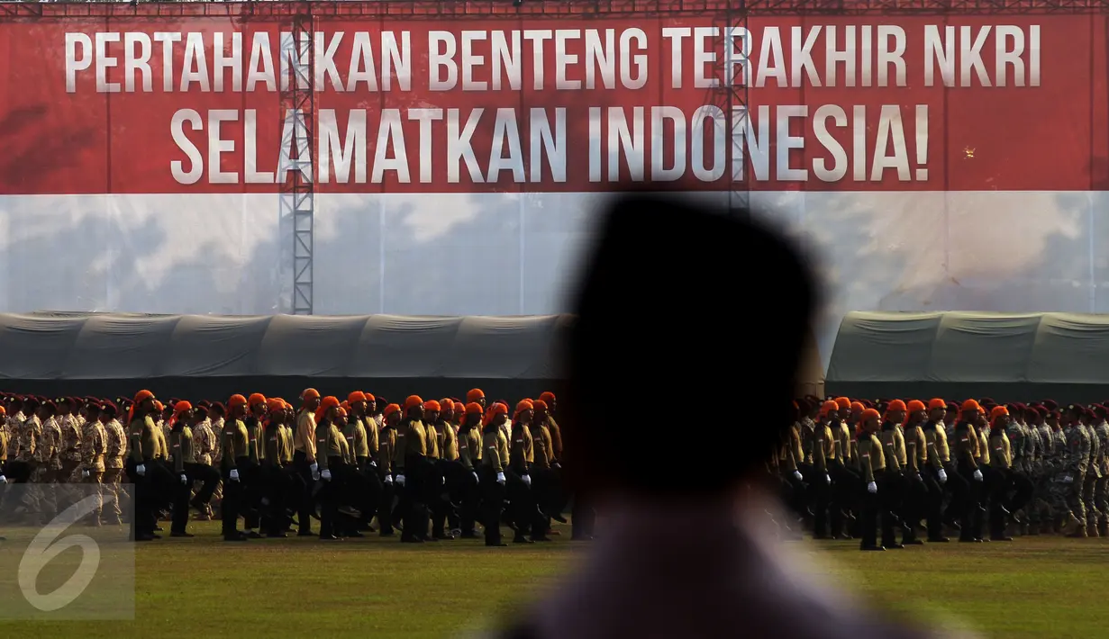 Ribuan kader Koalisi Merah Putih bersiap melakukan upacara pengibaran bendera HUT  RI ke-70 di Lapangan Nusantara Polo Club, Bogor, Jawa Barat, Senin (17/8/2015). Upacara dipimpin Ketum Partai Gerindra, Prabowo Subianto. (Liputan6.com/Helmi Fithriansyah)