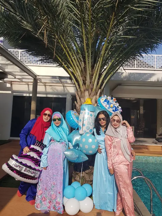 Rona bahagia kerap terlihat di wajah April Jasmine yang sedang mengandung. Terlebih ketika ia mendapat kejutan ulang tahun sekaligus baby shower dari teman-temannya. April begitu cantik dengan gamis bernuansa birunya. (Instagram/apriljasmine)