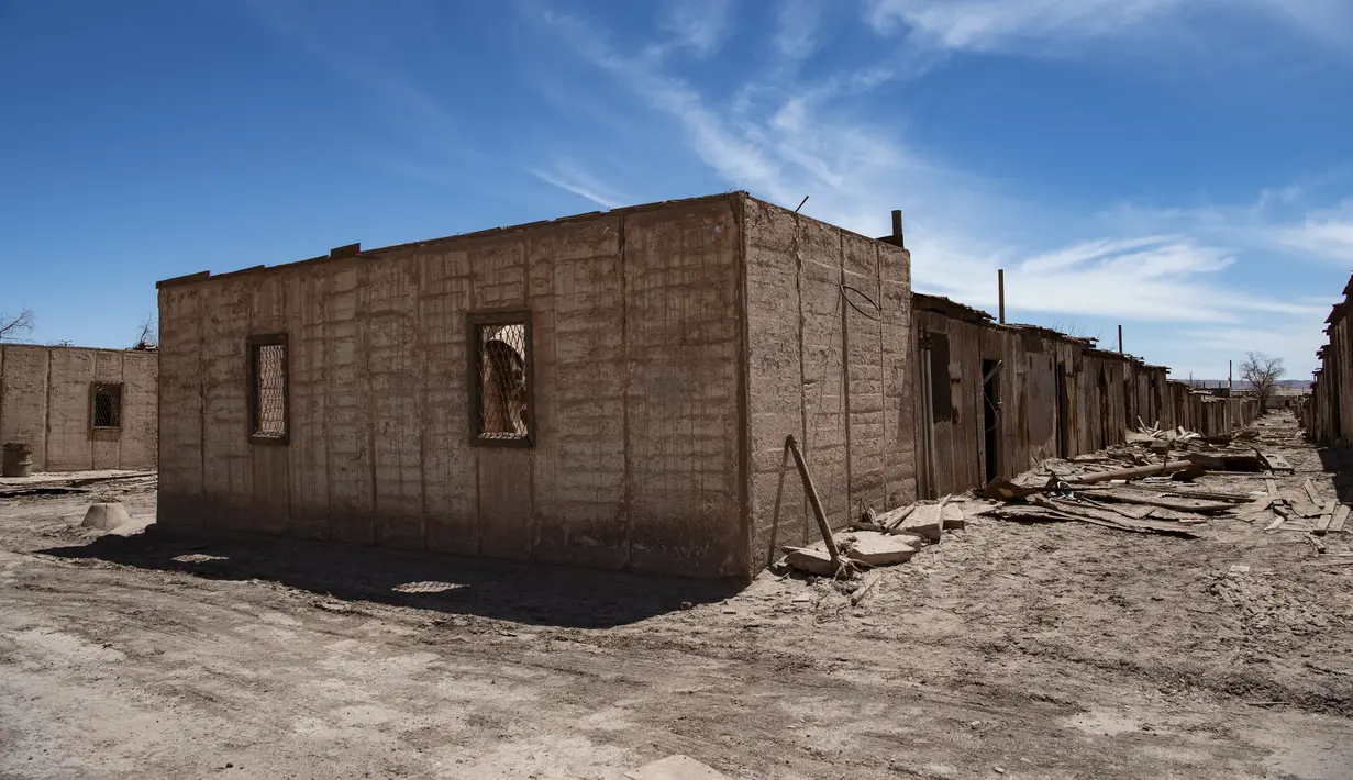 Gambar rumah di kota terbengkalai Pedro de Valdivia, dibangun di sekitar bekas tambang saltpeter, utara kota Antofagasta, Chile, yang diambil pada 22 September 2021. Pada tahun 1996 ditinggalkan dan menjadi Monumen Bersejarah Nasional. (Martin BERNETTI/AFP)
