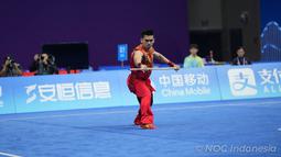 Atlet wushu Indonesia, Harris Horatius saat berlomba di nomor men’s nanquan dan nangun all-around Asian Games 2022 di XSG Sports Centre, Hangzhou, China, Selasa (26/9/2023). Harris Horatius memperoleh medali emas dengan mengumpulkan total poin 19,506. (NOC Indonesia/Tetuko Mediantoro)