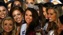 Miss North Dakota 2017, Cara Mund berpose bersama dengan para kontestan usai dinobatkan sebagai Miss America 2018 di Boardwalk Hall Arena di Atlantic City, New Jersey (10/9). (AP Photo/ Noah K. Murray)