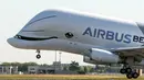 Pesawat Airbus Beluga XL bersiap lepas landas pada uji coba penerbangan perdananya di bandara Toulouse-Blagnac, Prancis, Kamis (19/7). Uji coba ini dilakukan untuk memastikan pesawat tersebut layak untuk mengangkut penumpang. (AP/Frederic Scheiber)