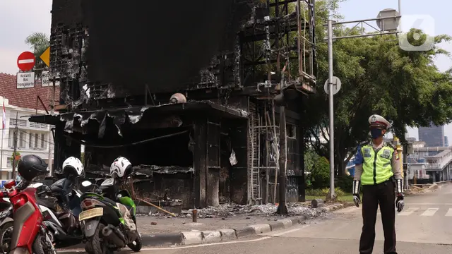 Pos polisi harmoni yang dibakar