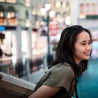 Melalui akun Instagramnya, banyak warganet yang memuji kecantikan Gritte. Meski hanya menggunakan kaos, Gritte masih tetap terlihat mempesona dengan rambut pendeknya yang terurai.(Liputan6.com/IG/gritteagathaa)