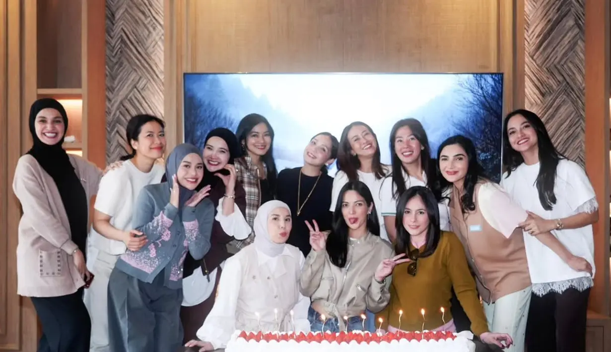 Sebagai Aries Babes, Nia Ramadhani, Tya Ariestya, dan Wulan Guritno rayakan ulang tahun bersama [@wulanguritno]