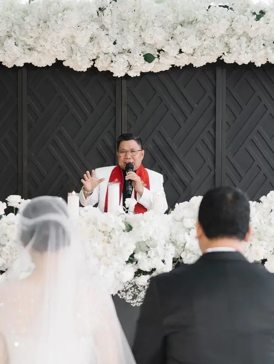 <p>Melalui beberapa fotonya, penyanyi Bolo-Bolo itu menceritakan kisah pernikahannya. Tak dijelaskan secara pasti kapan tanggal pernikahannya. Anggota DPRD itu hanya mengungkapkan pernikahan digelar secara intim. [Instagram/tinatoon101]</p>