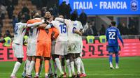 Pemain Prancis merayakan kemenangan mereka di akhir pertandingan Grup A2 Nations League antara Italia dan Prancis di Stadion San Siro di Milan, Senin dini hari WIB (18/11/2024). (Alberto PIZZOLI/AFP)