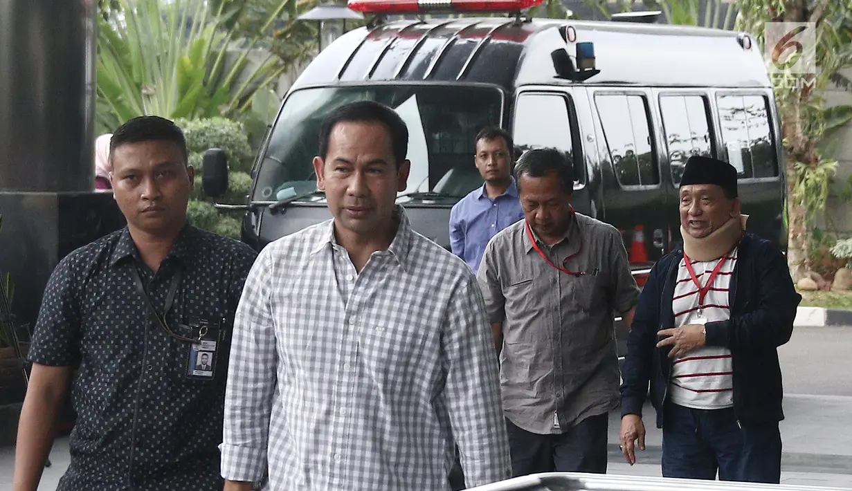 Terpidana Tubagus Chaeri Wardana atau Wawan dan Fuad Amin tiba di Gedung KPK, Jakarta, Senin (22/10). Keduanya menjadi saksi untuk tersangka mantan Kalapas Sukamiskin Wahid Husein. (Liputan6.com/Herman Zakharia)