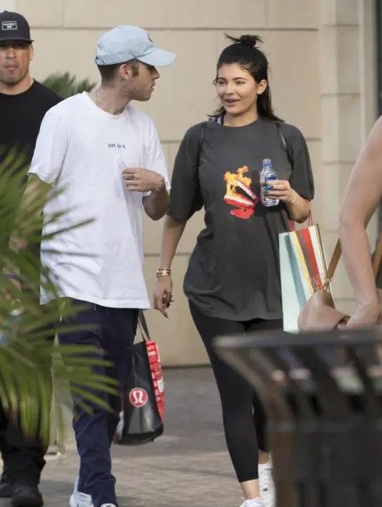 Meski pakaiannya yang kebesaran, namun kamu bisa melihat bagian perut wanita tersebut sedang hamil. (thesun.co.uk)